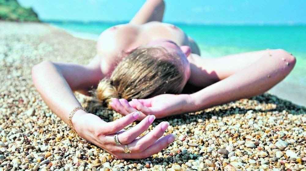 Подсмотренное молодая нудистка на пляже с огромными титьками фото