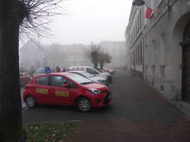 Pod siedzibą WORD Jelenia Góra oddział w Miliczu codziennie parkuje kilkanaście samochodów z południowej Wielkopolski