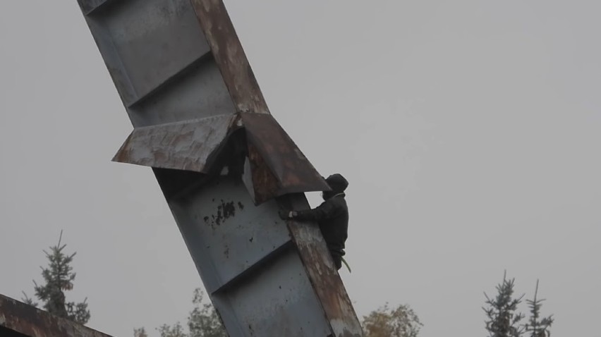 Bez asekuracji wspiął się na szyb po kopalni [FILM]