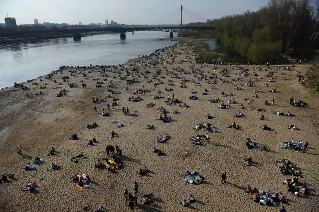 Plaża jest przyjazna fanom różnych aktywności. Znajdziemy tu sporo miejsca, boiska do gry w siatkówkę oraz inne rozrywki przygotowane przez okoliczne klubokawiarnie i restauracje. Na samej plaży w wyznaczonych miejscach możemy rozpalić grilla i rozkoszować się smakiem pieczonego mięsa. Od pewnego czasu można też legalnie spożywać tu alkohol.