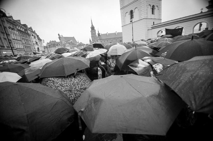 Czarny protest na placu Zamkowym. Tysiące protestujących...