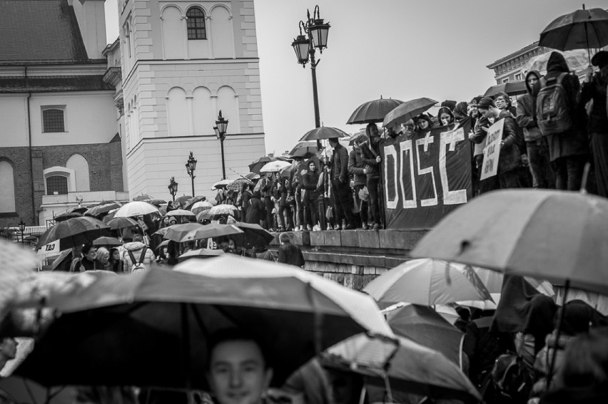 Czarny protest na placu Zamkowym. Tysiące protestujących...