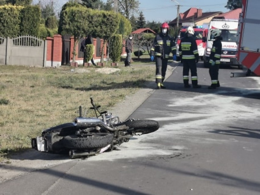 Wypadek z udziałem motocyklisty pod Włocławkiem. 21-latek kierował bez uprawnień! [zdjęcia]