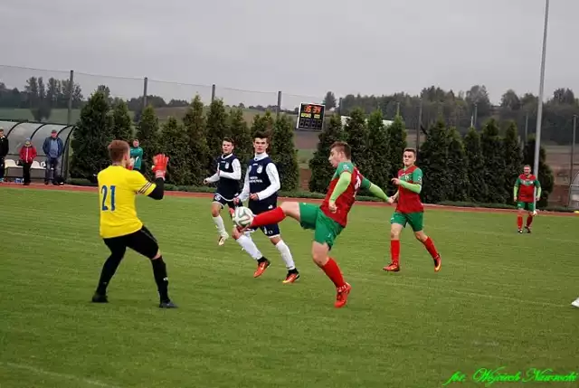 Jakub Chojnacki z GKS Baruchowo zdobywa drugiego gola, dającego jeden punkt swojej drużynie