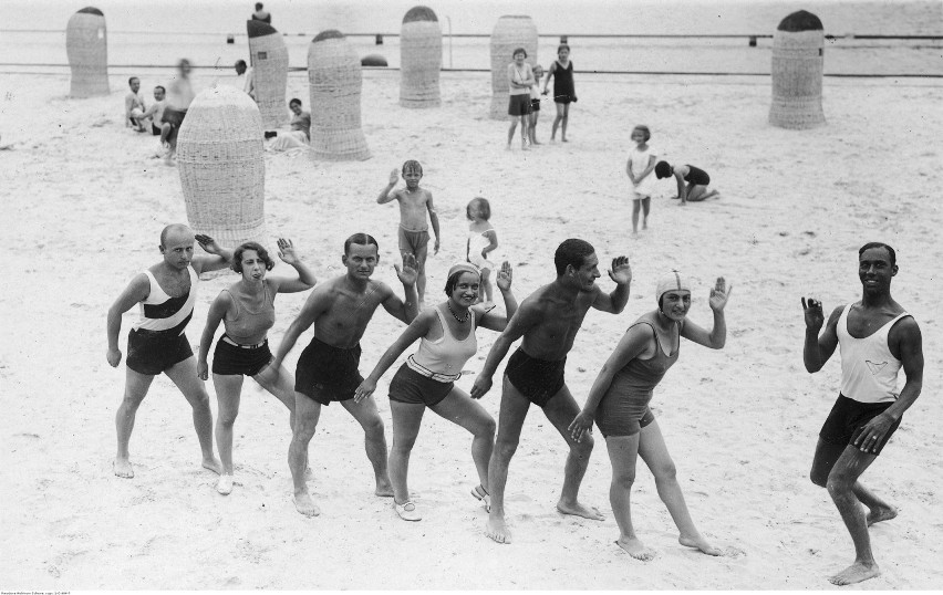 Coraz bardziej skąpo. Moda plażowa 100, 50, 20 lat temu i dziś [ARCHIWALNE ZDJĘCIA]