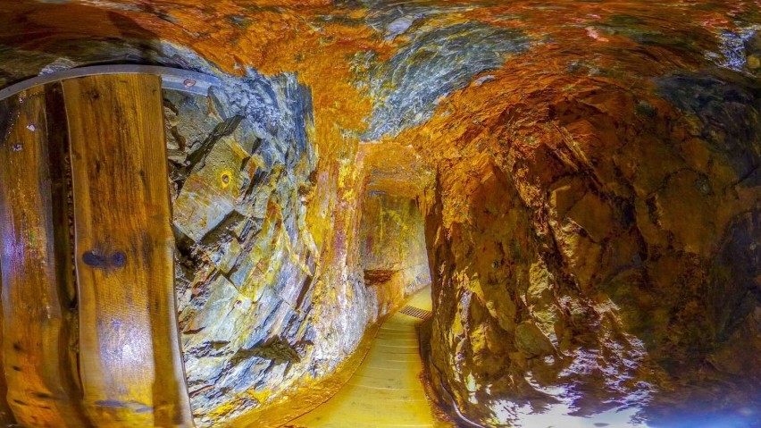 Podziemna trasa kopalni św. Jana w Krobicy skrywa wiele tajemnic. Czy uchodźcy z Czech schowali tutaj swój skarb?