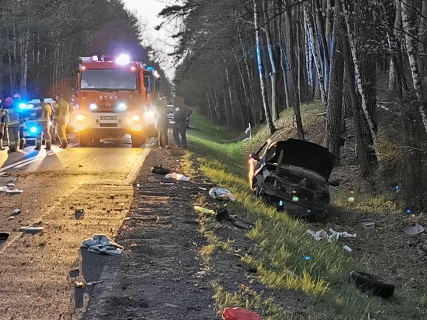 Śmiertelny wypadek. 44-letni kierowca z powiatu ostrowskiego uderzył w drzewo