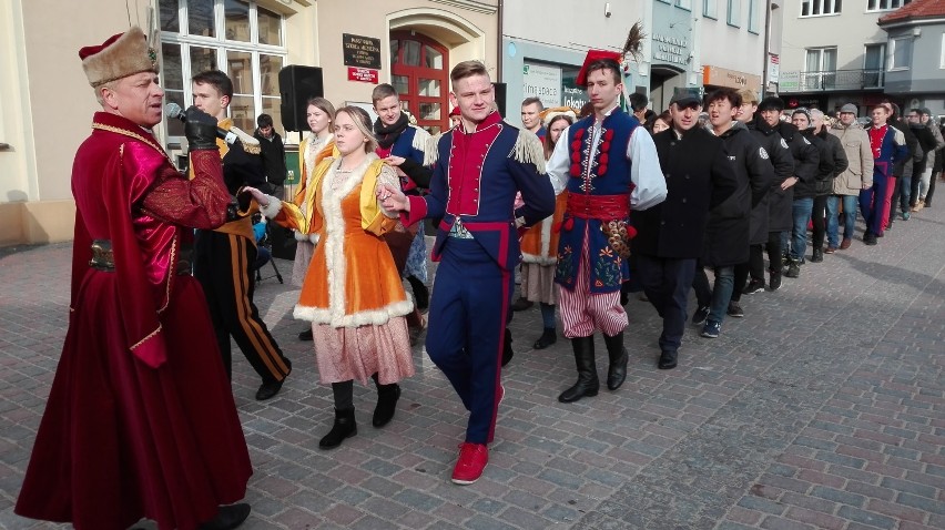 Polonez na rynku w Lublińcu. To piękna tradycja! [ZDJĘCIA]