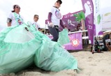 Akcja "Barefoot Projekt Czysta Plaża". Zbierali śmieci na plaży w Gdyni [ZDJĘCIA]