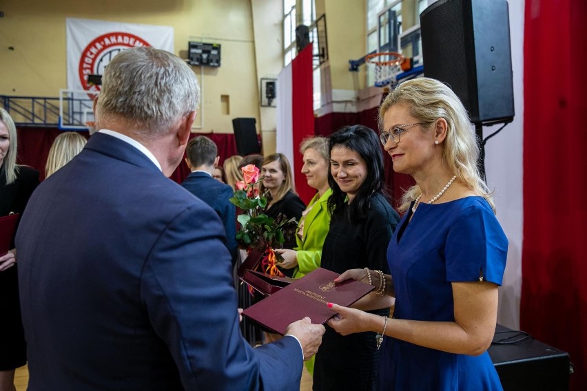 Dzień Nauczyciela w Białymstoku. Prezydent nagrodził kilkuset pedagogów (zdjęcia)