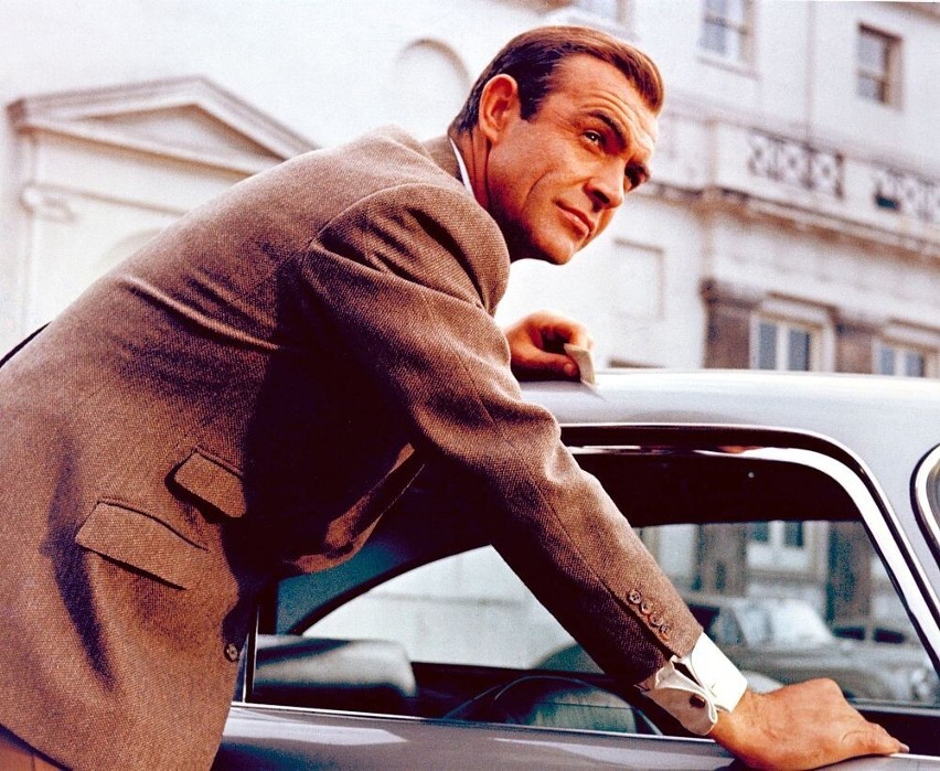 James Bond demaskuje Goldfingera oszukującego przy karcianym...