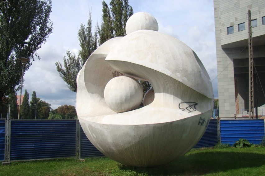 Rzeźba przy Instytucie Chemii przy ul. Joliot Curie