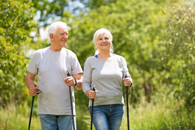 Nordic walking jest aktywnością fizyczną, którą z powodzeniem mogą uprawiać starsze osoby. Co ważne angażuje ona aż 90 proc. mięśni!