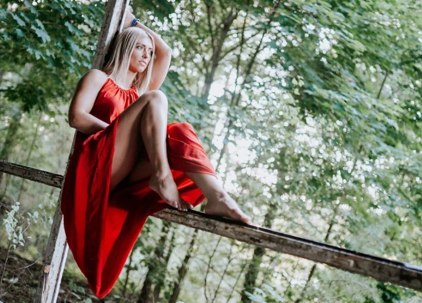 Niesamowite ZDJĘCIA Pauliny Banaś z Wielunia. Pole dance i aerial hoop to dla niej sztuka. Spełnia się także jako fotomodelka VIDEO