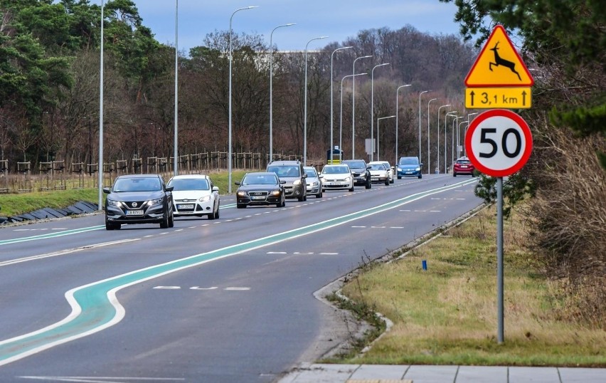 Zwiększanie prędkości przez kierującego pojazdem...