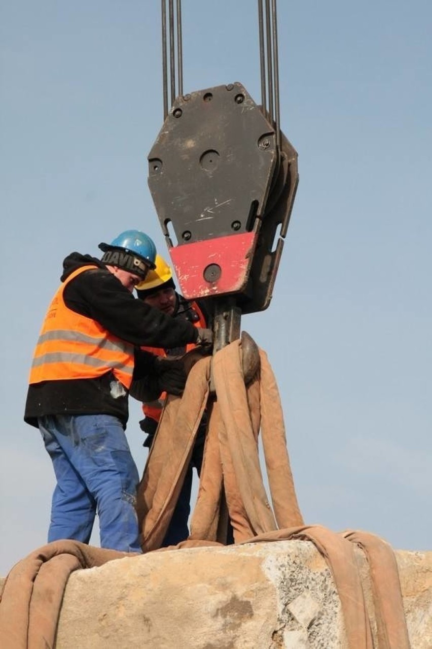 Betonowy bunkier wykopany podczas budowy drogi S3 niedaleko...