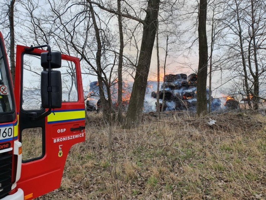 Młody mężczyzna z gminy Gołuchów podpalał słomę i obserwował jak strażacy ją gaszą! ZDJĘCIA