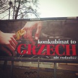 "Konkubinat to grzech. Nie cudzołóż" - ostry billboard w Gdańsku