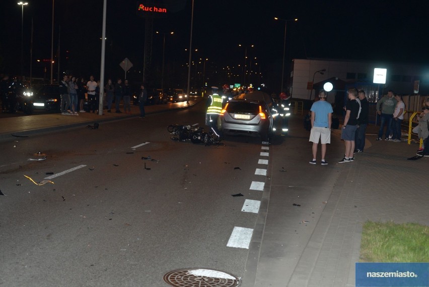 Poważny wypadek na ul. Chopina we Włocławku. Zderzenie motocyklisty z samochodem marki volvo [zdjęcia]