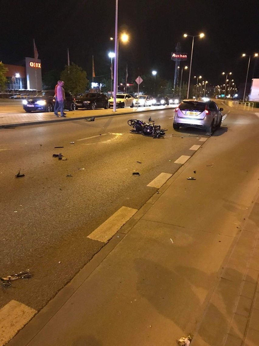 Poważny wypadek na ul. Chopina we Włocławku. Zderzenie motocyklisty z samochodem marki volvo [zdjęcia]