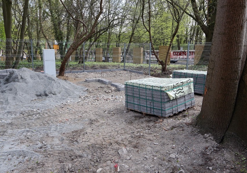 Pokryta gruzem ziemia, rozkopana okolica, zalążki budowli i...