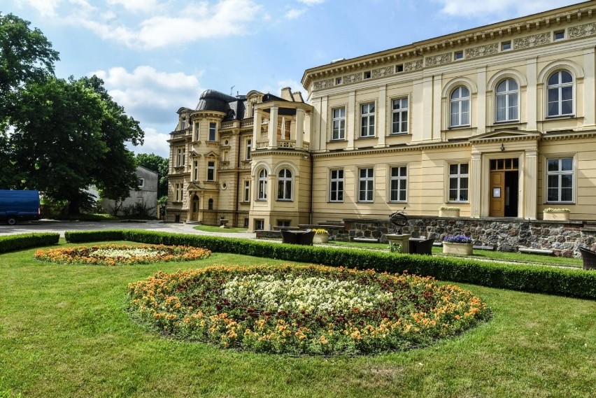 Warto odwiedzić kompleks pałacowo-parkowy w Ostomecku.
