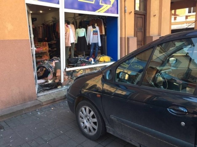 Do niecodziennej sytuacji doszło na pleszewskim rynku. Kobieta próbująca zaparkować samochód, straciła nad nim panowanie i wjechała w witrynę sklepową. Zobacz więcej zdjęć ---->