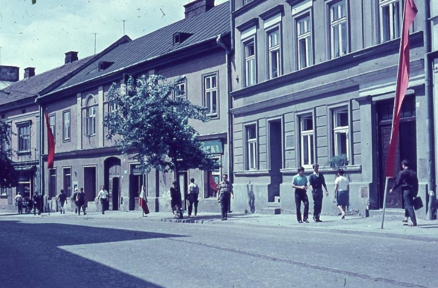 Ulica Wałowa w Tarnowie od 30 lat jest reprezentacyjnym deptakiem w mieście. Kiedyś jeździły po niej samochody i autobusy