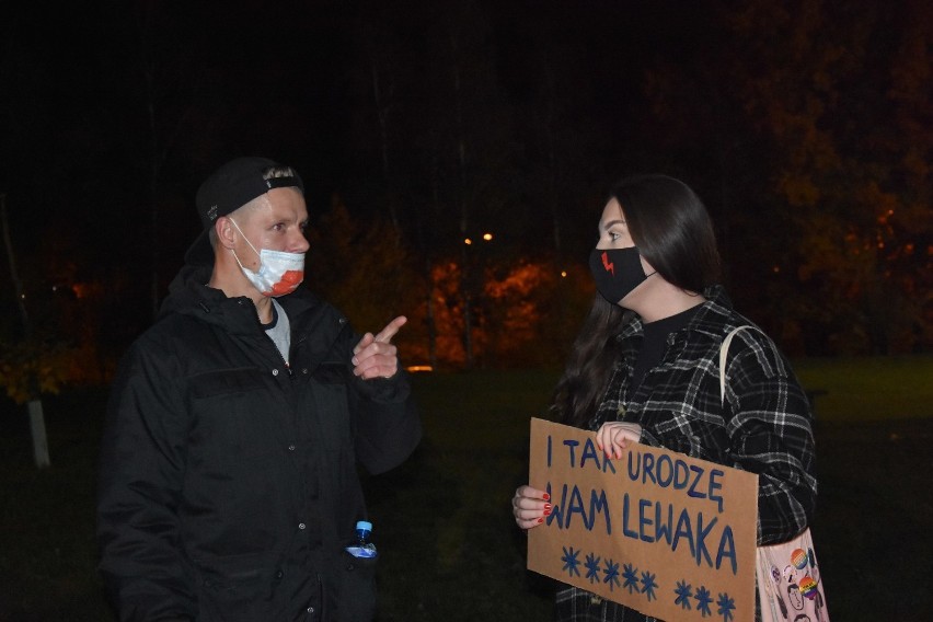 Strajk kobiet w  Śremie. Setki protestujących spacerem...