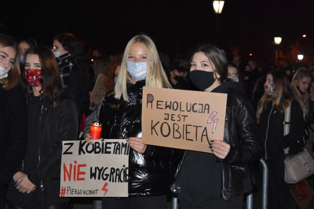 Strajk kobiet w  Śremie. Setki protestujących spacerem przeszło przez miasto