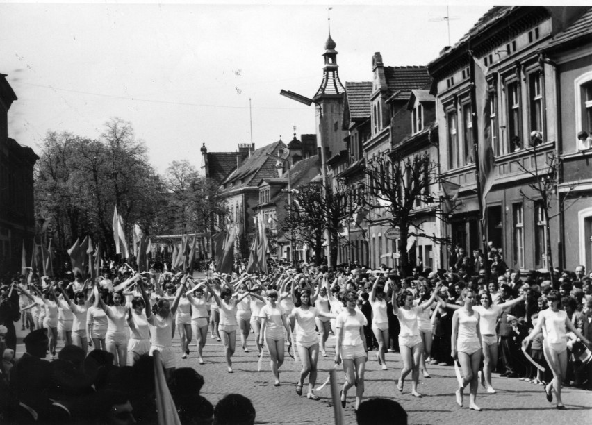 Pochody 1-majowe w Świebodzinie na historycznych zdjęciach