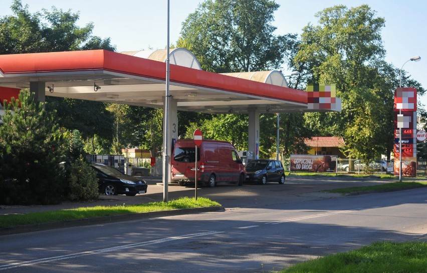 Bójka na ostacji paliw w Kostrzynie. Zniszczone regały, policja szuka sprawców