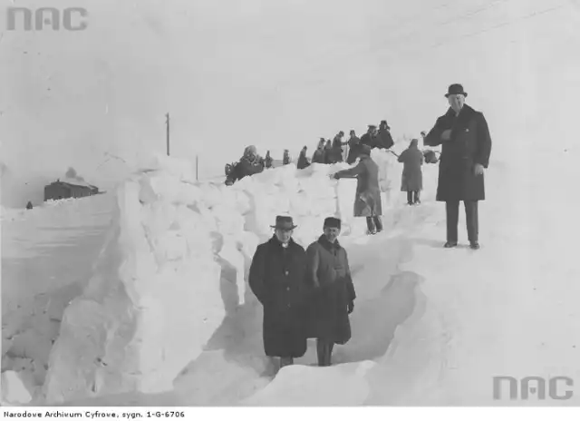 1929 r. Odśnieżanie torów na trasie Tarnopol - Łanowce. Budowa wału z bloków śnieżnych, który ma służyć jako ochrona przed nawiewaniem śniegu na tory kolejowe, prowadzona przez naczelnika wydziału kolei dyr. inż. Marynowskiego (z lewej w kapeluszu).
