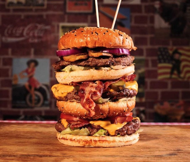 Combo Tower Burger, to jak wskazuje sama nazwa prawdziwa góra mięsa. Kanapka waży kilogram i kosztuje 41,98 złotych. W jej wnętrzu znajduje się sałata, burger 200 g, ser cheddar, podwójna porcja bekonu, pomidor, sałata, burger 200 g, ser cheddar, ogórek kiszony, podwójna porcja bekonu, sałata, burger 130 g, grillowane pieczarki, czerwona cebula oraz sos BBQ.