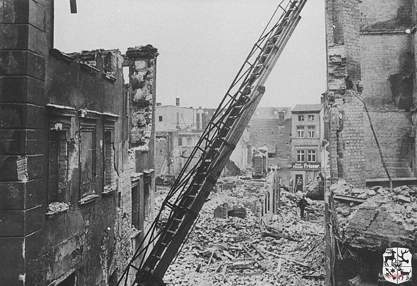 Kaczy Rynek w Żarach po bombardowaniu