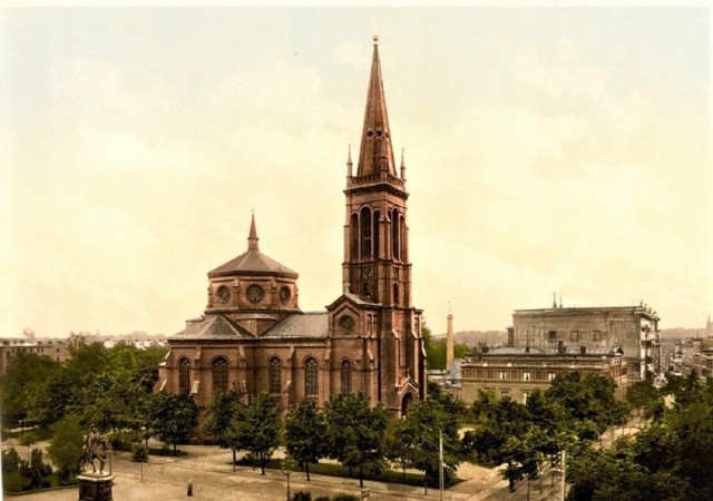 Kościół kiedyś ewangelicki, dziś katolicki pw. św. Piotra i Pawła zajmuje centralne miejsce na placu od 1878 roku.