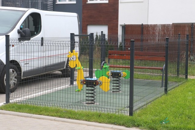 Plac zabaw na nowym osiedlu we Wrocławiu.

Przejdź do kolejnych zdjęć, używając strzałek lub gestów.