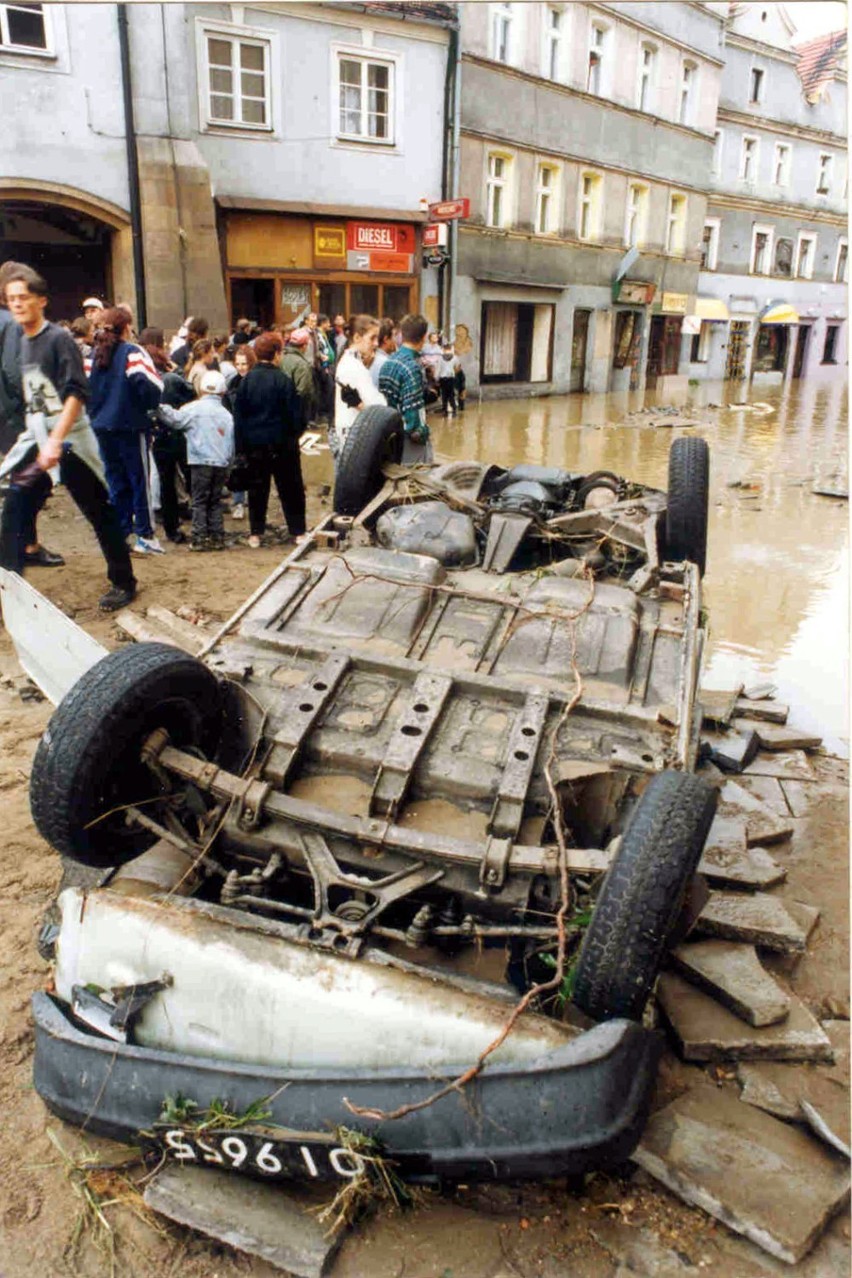 Tak było 24 lata temu! Zobacz fotografie z powodzi z lipca 1997 roku na Dolnym Śląsku (DUŻO ZDJĘĆ)