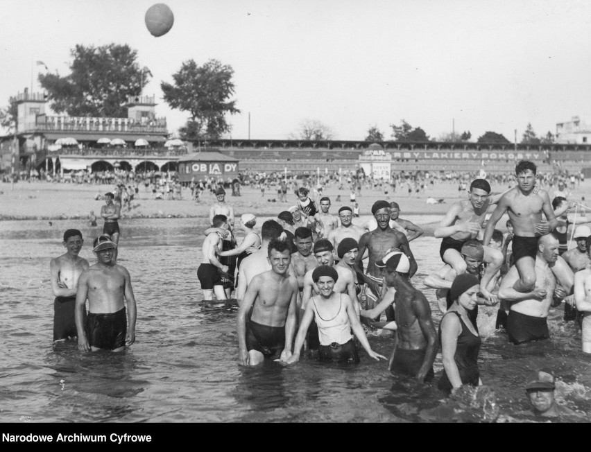 data nieznana

Warszawa, plaża "Poniatówka" nad Wisłą.