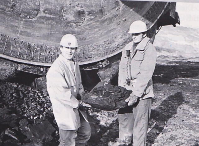 Górnicy z pierwszą bryłą węgla wydobytego z KWB Bełchatów w dniu 19 listopada 1980 roku