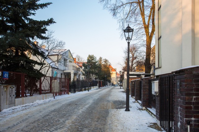 Znajduje się na Starych Bielanach. Przy ulicy znajdują się niskie budynki, zbudowane w stylu dworkowym, pochodzące z końca lat 20. XX wieku.

Czytaj też: Nazwy dzielnic Warszawy. Skąd się wzięły i co oznaczają?
Jedenaście najdziwniejszych ulic w Warszawie. Sprawdziliśmy ich znaczenie 