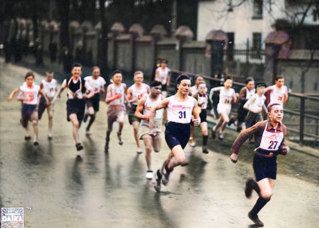 Pierwszy wiosenny bieg na przełaj w Rybniku. 15 marca 1936 roku.
Na zdjęciu start zawodników w grupie juniorów poniżej lat 15.
