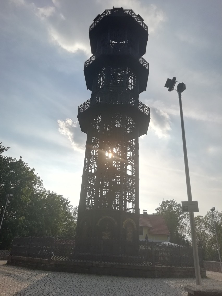 Niezwykła żeliwna wieża jest tylko 30 km od Zgorzelca. To jedyna taka wieża w Europie. Wybierz się na wycieczkę na Löbauer Berg