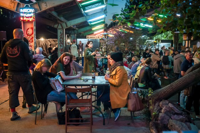 To już pewne! Nocny Market znów wystartuje i będzie karmić najbardziej wymagających street foodożerców. Oprócz dań z całego świata na miejscu spodziewajcie się nietuzinkowych punktów usługowych, stoisk modowych i dobrze zaopatrzonego baru.

Nocny Market na Dworcu Głównym, ul. Towarowa 3, piątek-sobota 17:00-1:00, niedziela – 16:00-23:00, wstęp wolny.