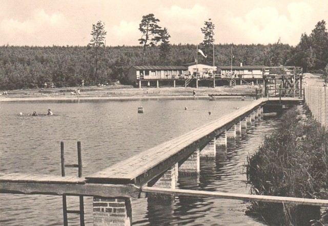 Wybudowane przed wojną kąpielisko w Zielonym Lesie w Żarach służyło przez lata okolicznej ludności.