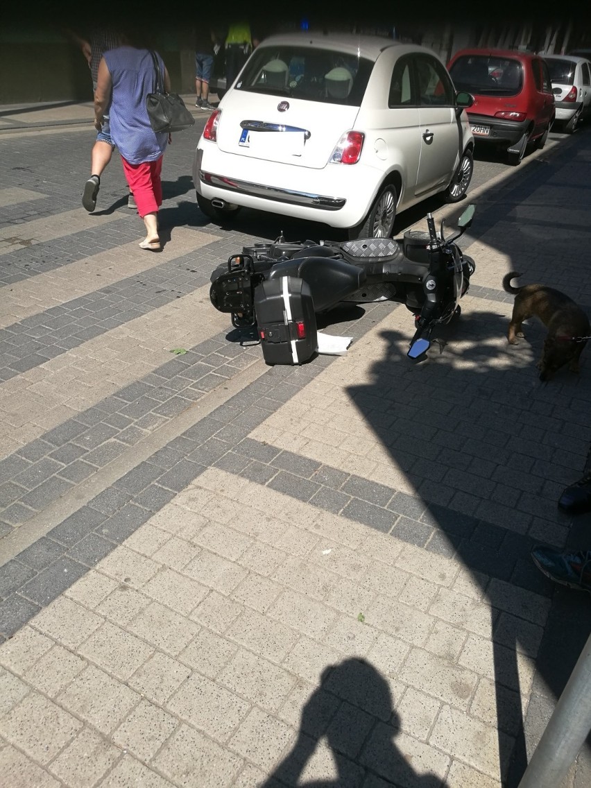 Wypadek na ulicy Piłsudskiego w Lipnie. Motorower zderzył się z citroenem. Dwie osoby trafiły do szpitala