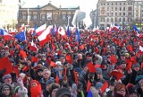 Demonstracja na placu Wolności: Pokazali rządzącym czerwone kartki [ZDJĘCIA]