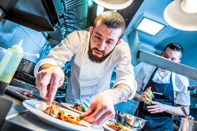 Olsztyński zwycięzca Hell’s Kitchen został szefem kuchni w Warszawie. Jak smakują jego dania?