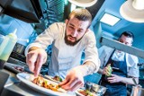 Olsztyński zwycięzca Hell’s Kitchen został szefem kuchni w Warszawie. Jak smakują jego dania?
