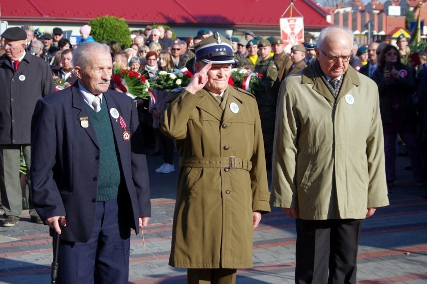 Święto Niepodległości w Tarnobrzegu. Odsłonięto pomnik Józefa Piłsudskiego [ZDJĘCIA]